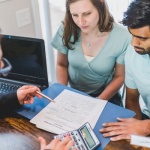 Haus gekauft? Diese Versicherungskosten kommen wirklich auf dich zu – und so sparst du clever